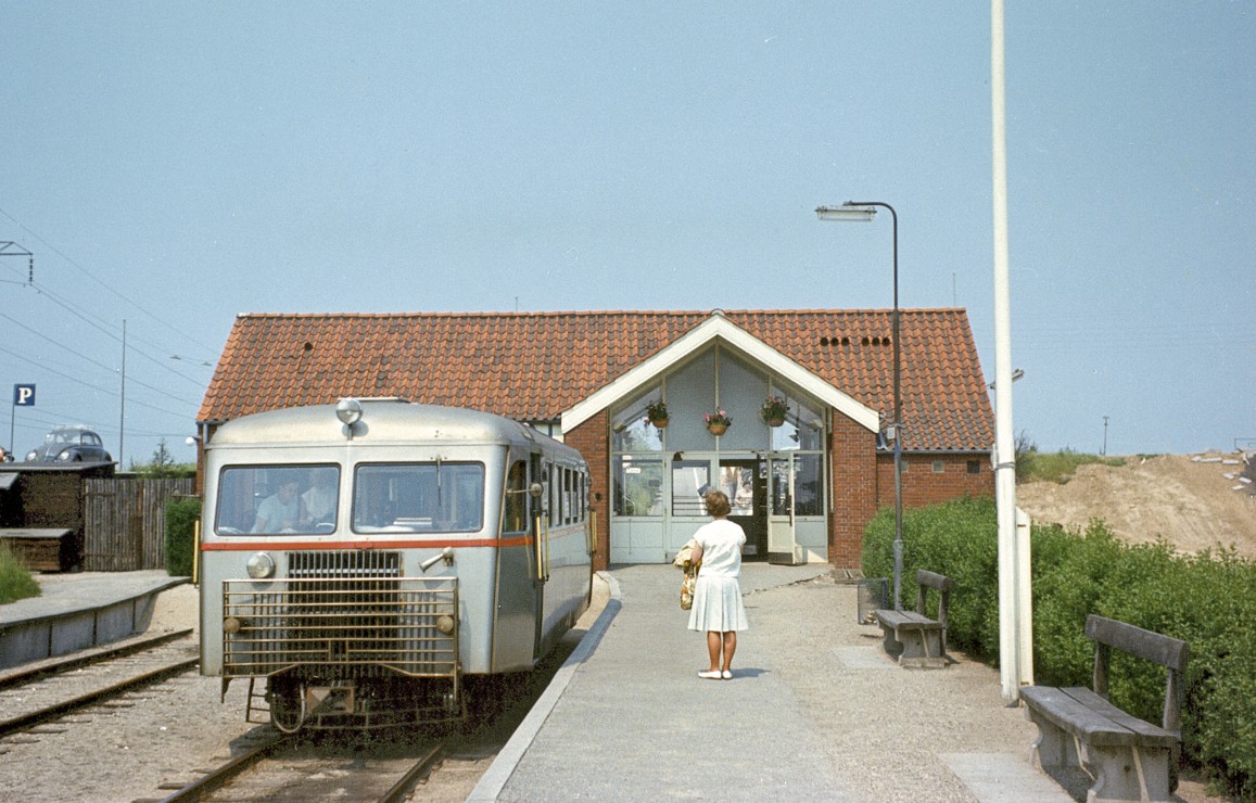 Den nye Nærum Station med Sølvgrisen